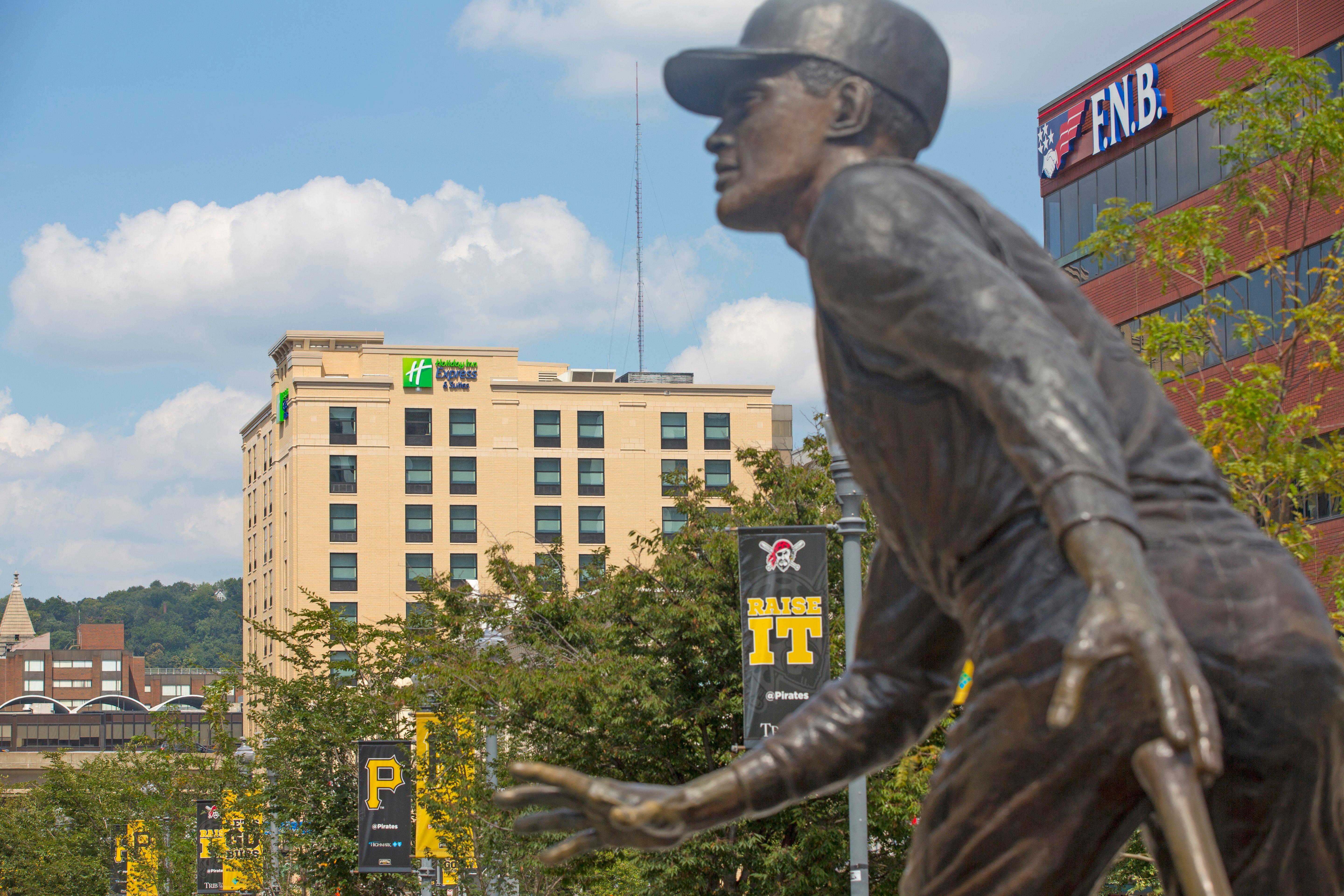 Holiday Inn Express & Suites Pittsburgh North Shore By Ihg Exterior photo